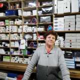 Ad accoglierci � la proprietaria, la 73enne Tommasa Carbonara, che gestisce la merceria dal 1981. �Non ho mai voluto cambiare nulla di questo posto - afferma -. Ho solo personalizzato il marchio aggiungendovi il mio nomignolo: �Tommy��